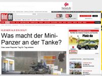 Bild zum Artikel: Kleiner als ein Golf! - Was macht der Mini- Panzer an der Tanke?