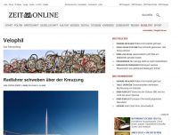 Bild zum Artikel: Radfahrer schweben über der Kreuzung