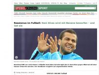 Bild zum Artikel: Rassismus im Fußball: Dani Alves wird mit Banane beworfen - und isst sie
