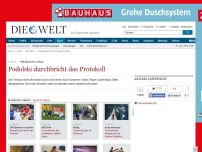 Bild zum Artikel: DFB-Besuch in Schule: Podolski durchbricht das Protokoll