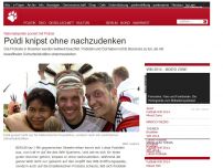 Bild zum Artikel: Nationalspieler posiert mit Polizei: Poldi knipst ohne nachzudenken