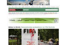 Bild zum Artikel: Aktion in Zürich: Demonstranten protestieren vor Fifa-Zentrale