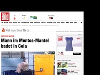 Bild zum Artikel: Explosive Aktion - Mann im Mentos-Mantel badet in Cola