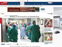 Bild zum Artikel: Vor der Brustamputation - Patientin und Ärzte tanzen in den Operationssaal