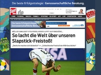 Bild zum Artikel: So lacht die Welt über unseren Slapstick-Freistoß! Die Fußball-Welt lacht über die missglückte Freistoß-Variante der Deutschen im Algerien-Spiel, als Thomas Müller einen Stolperer in den Anlauf einbaute. »