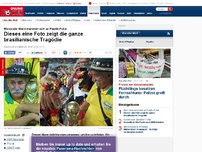 Bild zum Artikel: Weinender Mann klammert sich an Plastik-Pokal - Dieses eine Foto zeigt die große brasilianische Tragöde