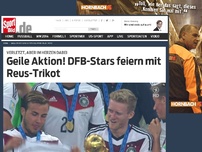 Bild zum Artikel: Geile Aktion! DFB-Stars feiern mit Reus-Trikot Tolle Aktion der DFB-Stars, allen voran von Mario Götze: Er holte bei der Pokal-Übergabe das Trikot des verletzten Marco Reus hervor! »