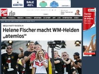 Bild zum Artikel: Willkommen zu Hause! Die deutsche Nationalmannschaft ist in Berlin gelandet. Um 10.08 Uhr setzte der Lufthansa-Sonderflug LH 2014 auf der Landebahn des Flughafens Tegel auf. »