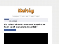 Bild zum Artikel: Sie reibt sich wie an einem Katzenbaum. Aber es ist ein halbnacktes Baby!