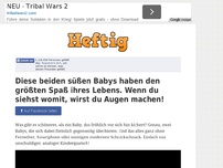 Bild zum Artikel: Diese beiden süßen Babys haben den größten Spaß ihres Lebens. Wenn du siehst womit, wirst du...