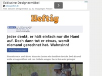 Bild zum Artikel: Jeder denkt, er hält einfach nur die Hand auf. Doch dann tut er etwas, womit niemand gerechnet...