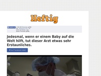 Bild zum Artikel: Jedesmal, wenn er einem Baby auf die Welt hilft, tut dieser Arzt etwas sehr Erstaunliches.