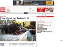 Bild zum Artikel: Pferd nimmt von Besitzerin für immer Abschied