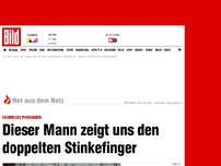 Bild zum Artikel: Skurril - Dieser Typ zeigt uns den doppelten Stinkefinger