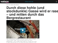 Bild zum Artikel: Durch diese hohle (und stockdunkle) Gasse wird er rasen – und mitten durch das Bergrestaurant