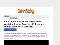 Bild zum Artikel: Sie hält ein Wort in die Kamera und wartet auf seine Reaktion. Er kann vor Tränen kaum noch...