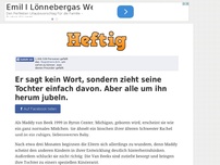 Bild zum Artikel: Er sagt kein Wort, sondern zieht seine Tochter einfach davon. Aber alle um ihn herum jubeln.