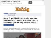 Bild zum Artikel: Diese Frau führt ihren Bruder vor eine Werbetafel. Er weint. Vor allem, weil er schon den ganzen...