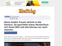 Bild zum Artikel: Diese beiden Frauen lächeln die die Kamera. Da geschieht etwas Mysteriöses mit ihrem Bild und...