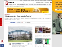 Bild zum Artikel: Kein Aprilscherz: Wie kommt das Sofa auf die Brücke?