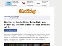 Bild zum Artikel: Die Mutter bleibt lieber beim Baby und schaut zu, wie ihre ältere Tochter entführt wird.