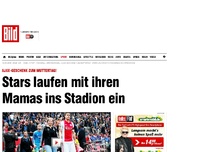 Bild zum Artikel: Zum Muttertag! - Ajax-Stars laufen mit Mamas ins Stadion