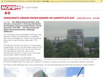 Bild zum Artikel: Unbekannte hängen Riesen-Banner am Albertplatz auf
