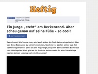 Bild zum Artikel: Ein Junge „steht” am Beckenrand. Aber schau genau auf seine Füße – so cool!