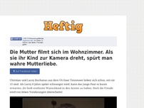 Bild zum Artikel: Die Mutter filmt sich im Wohnzimmer. Als sie ihr Kind zur Kamera dreht, spürt man wahre Mutterliebe.