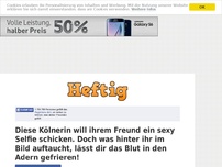 Bild zum Artikel: Diese Kölnerin will ihrem Freund ein sexy Selfie schicken. Doch was hinter ihr im Bild...