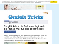 Bild zum Artikel: Sie gibt Salz in die Socke und legt sie in die Pfanne. Was für eine brillante Idee.