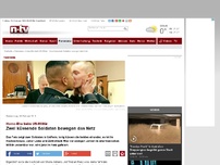 Bild zum Artikel: Homo-Ehe beim US-Militär: Zwei küssende Soldaten bewegen das Netz