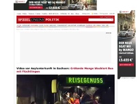 Bild zum Artikel: Video vor Asylunterkunft in Sachsen: Grölende Menge blockiert Bus mit Flüchtlingen