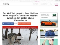 Bild zum Artikel: Der Wolf hat gespürt, dass die Frau keine Angst hat. Und dann passiert zwischen den beiden etwas Wunderbares