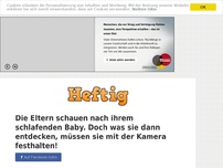 Bild zum Artikel: Die Eltern schauen nach ihrem schlafenden Baby. Doch was sie dann entdecken, müssen sie mit der...