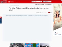 Bild zum Artikel: Auftakt mit Hindernissen - Peinlicher Fehltritt auf AfD-Parteitag: Hier verliert Frauke Petry ihre Schuhe