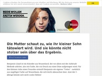 Bild zum Artikel: Die Mutter schaut zu, wie ihr kleiner Sohn tätowiert wird. Und sie könnte nicht stolzer sein...