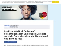 Bild zum Artikel: Die Frau fädelt 12 Perlen auf Sicherheitsnadeln und legt sie versetzt vor sich. Dann nimmt sie...