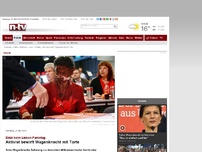 Bild zum Artikel: Eklat beim Linken-Parteitag: Aktivist bewirft Wagenknecht mit Torte