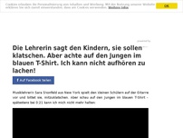 Bild zum Artikel: Die Lehrerin sagt den Kindern, sie sollen klatschen. Aber achte auf den Jungen im blauen T-Shirt. Ich kann nicht aufhören zu lachen!