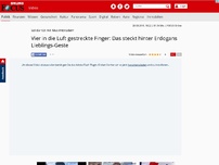 Bild zum Artikel: Vier in die Luft gestreckte Finger - Erdogan zeigt immer wieder Geste der Muslimbrüderschaft