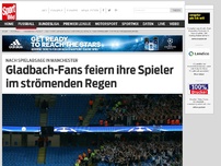 Bild zum Artikel: Im Regen von manchester: Gladbach-Fans feiern ihre Spieler