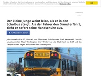 Bild zum Artikel: Der kleine Junge weint leise, als er in den Schulbus steigt. Als der Fahrer den Grund erfährt, zieht er sofort seine Handschuhe aus.