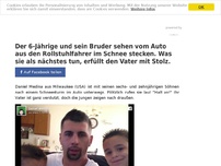 Bild zum Artikel: Der 6-Jährige und sein Bruder sehen vom Auto aus den Rollstuhlfahrer im Schnee stecken. Was sie als nächstes tun, erfüllt den Vater mit Stolz.