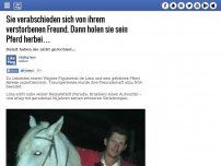 Bild zum Artikel: Sie verabschieden sich von ihrem verstorbenen Freund. Dann holen sie sein Pferd herbei…