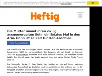 Bild zum Artikel: Die Mutter nimmt ihren völlig ausgemergelten Sohn ein letztes Mal in den Arm. Dann ist es Zeit für den Abschied.