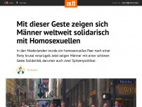 Bild zum Artikel: Männer gehen Hand in Hand, um sich mit Homosexuellen zu solidarisieren