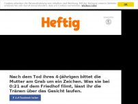 Bild zum Artikel: Nach dem Tod ihres 4-Jährigen bittet die Mutter am Grab um ein Zeichen. Was sie bei 0:21 auf dem Friedhof filmt, lässt ihr die Tränen über das Gesicht laufen.