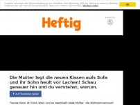 Bild zum Artikel: Die Mutter legt die neuen Kissen aufs Sofa und ihr Sohn heult vor Lachen! Schau genauer hin und du verstehst, warum.