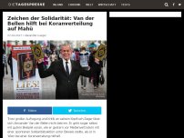 Bild zum Artikel: Zeichen der Solidarität: Van der Bellen hilft bei Koranverteilung auf Mahü